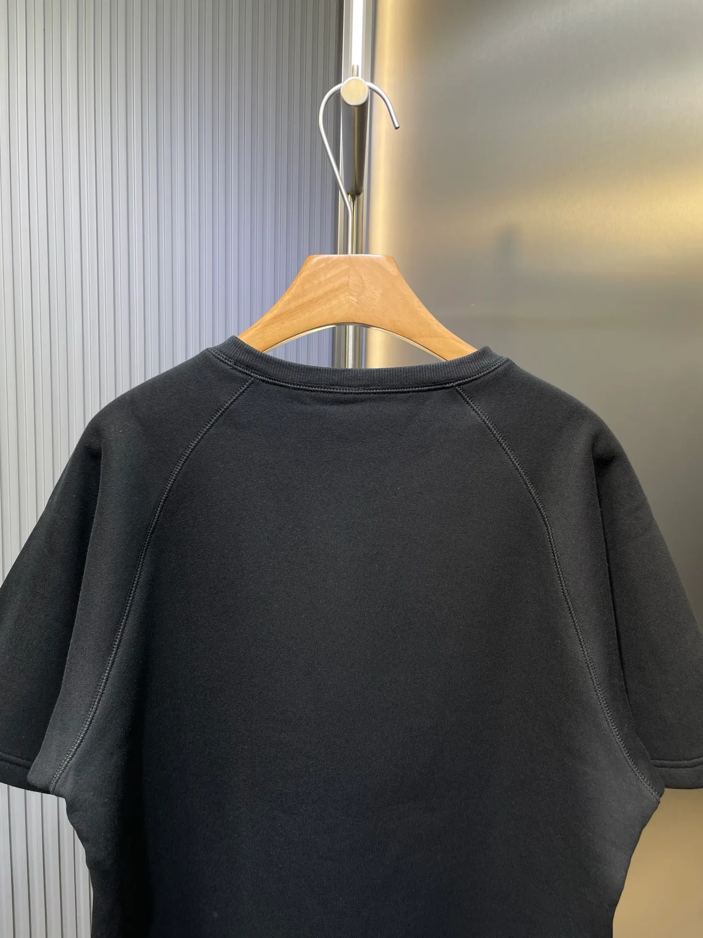 🅿️320 CH🌟【Top Replica】25 pullover embroidered short sweatshirt Original purchased for 6650 The development cost is extremely high The fabric is made of fleece fabric The usage is huge Imported embroidery machine is used for embroidery Customized lambskin leather label The back hardware is aged and silver-plated Size: s m l